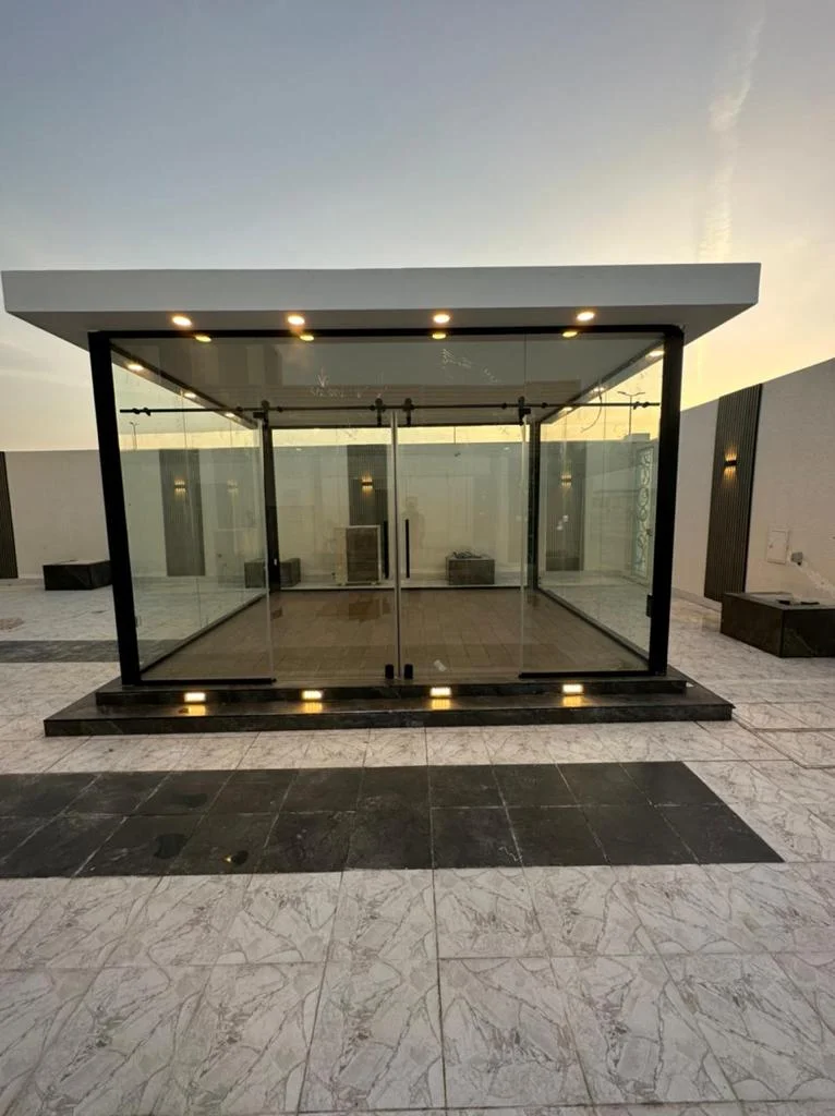 تصميم غرف زجاجية بجدة هو فن استخدام الزجاج كعنصر رئيسي في إنشاء مساحات داخلية تتسم بالشفافية والجمال والوظيفية  يمتاز هذا النوع من التصميم بإضاءة طبيعية غزيرة، مما يعطي إحساسًا بالرحابة والاتصال بالطبيعة الخارجية 